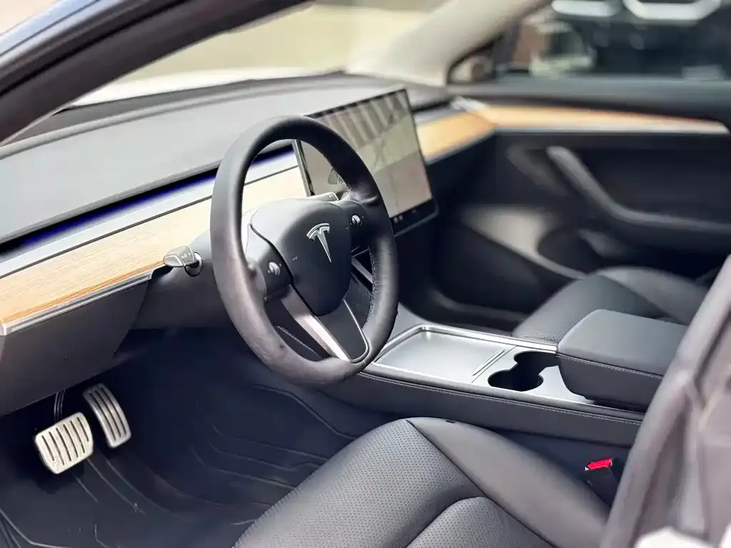 Tesla Model 3 — фото 8