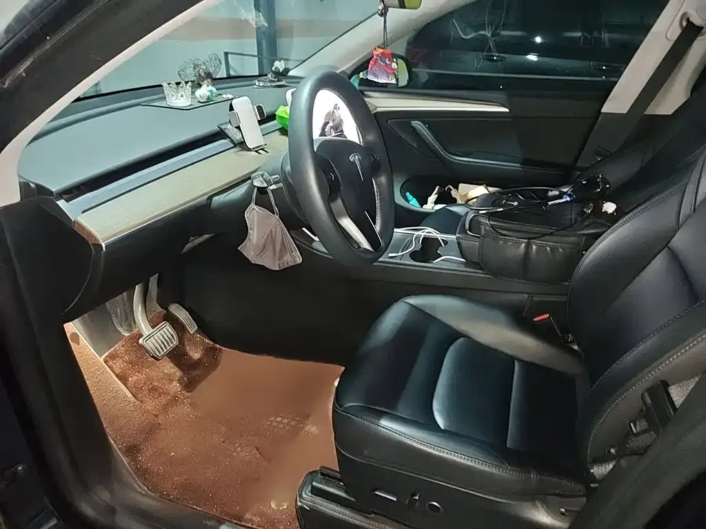 Tesla Model Y — фото 10