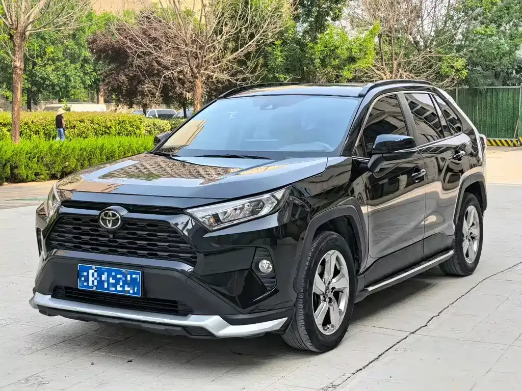 Toyota RAV4 — фото 1