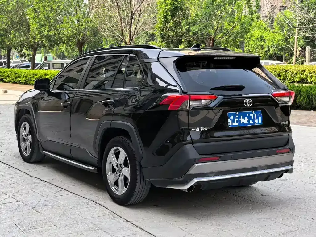 Toyota RAV4 — фото 6