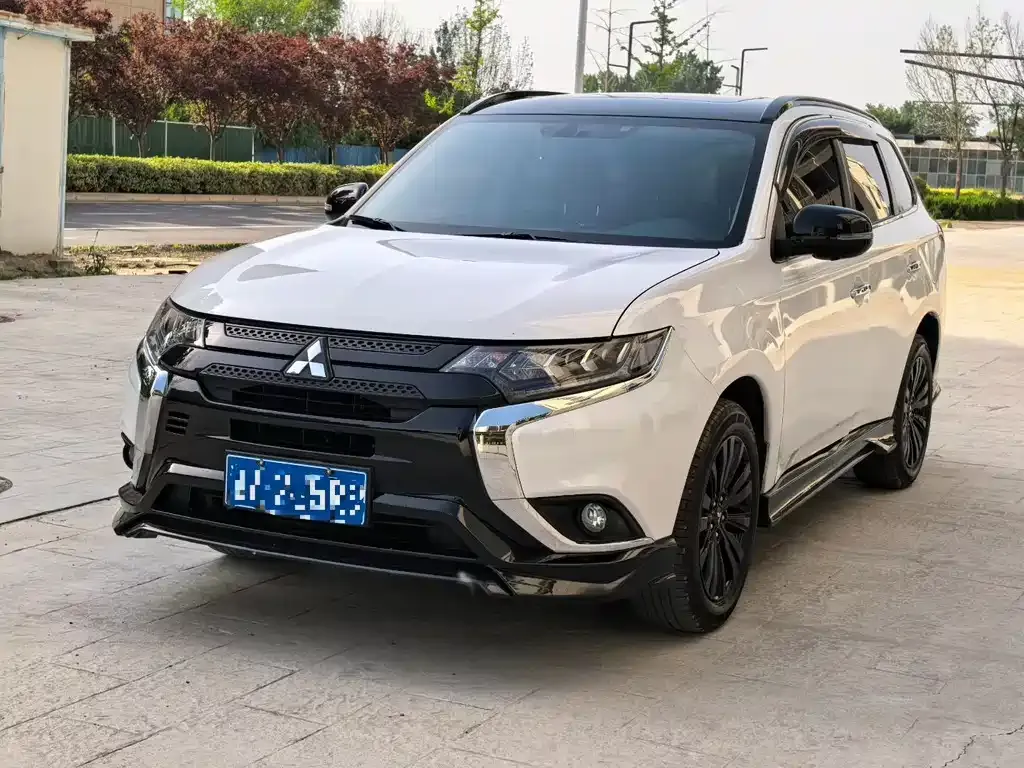 Mitsubishi Outlander — фото 1