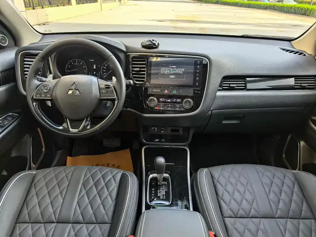 Mitsubishi Outlander — фото 7