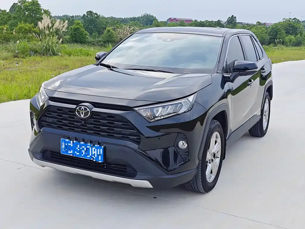 Toyota RAV4 — фото 1