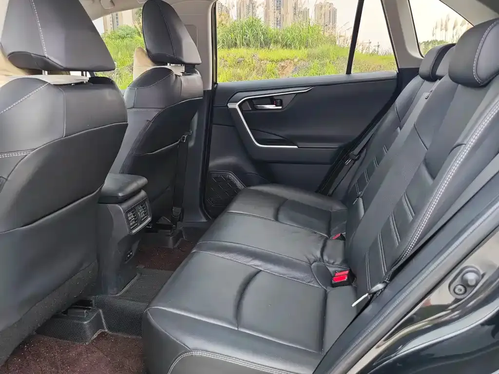 Toyota RAV4 — фото 6