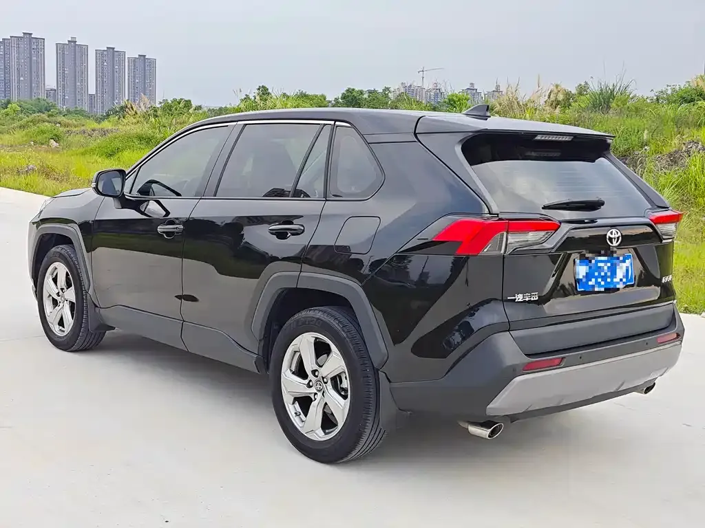 Toyota RAV4 — фото 7