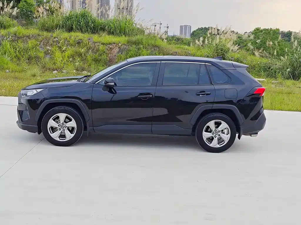 Toyota RAV4 — фото 5