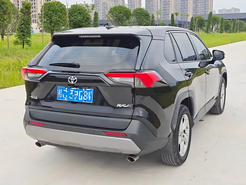 Toyota RAV4 — фото 9