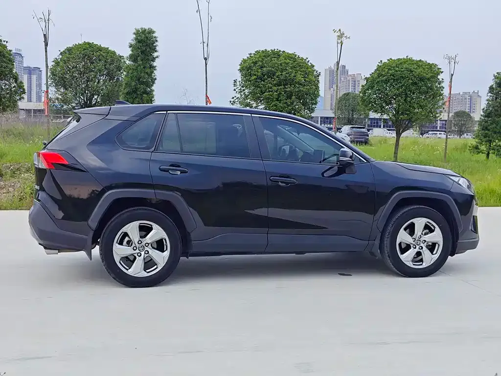 Toyota RAV4 — фото 4