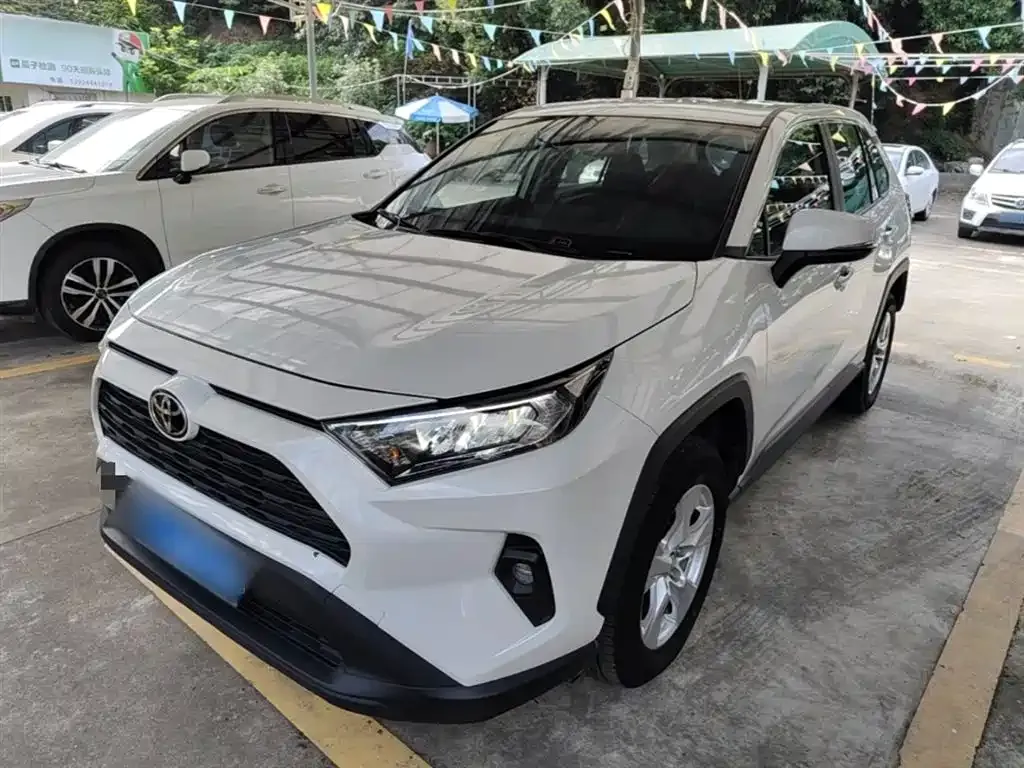 Toyota RAV4 — фото 1