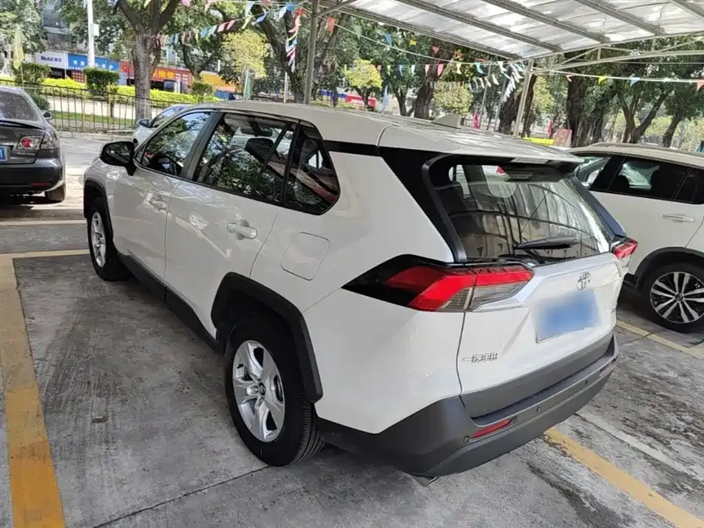 Toyota RAV4 — фото 3