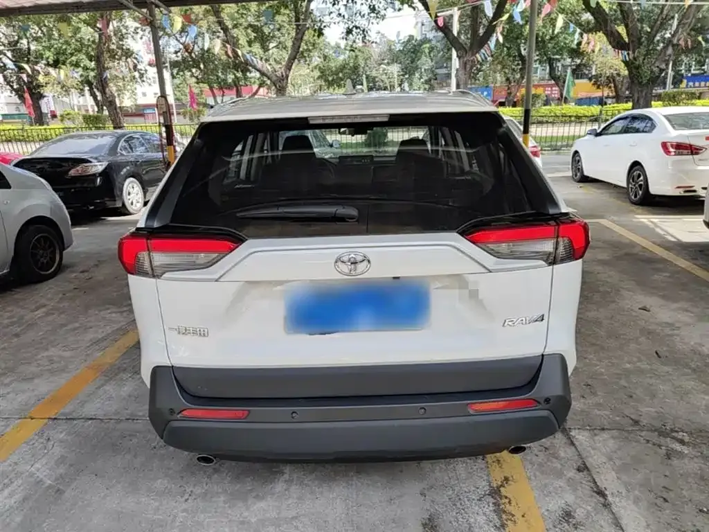 Toyota RAV4 — фото 4