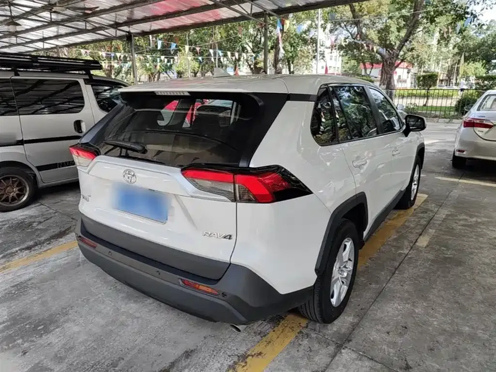 Toyota RAV4 — фото 9