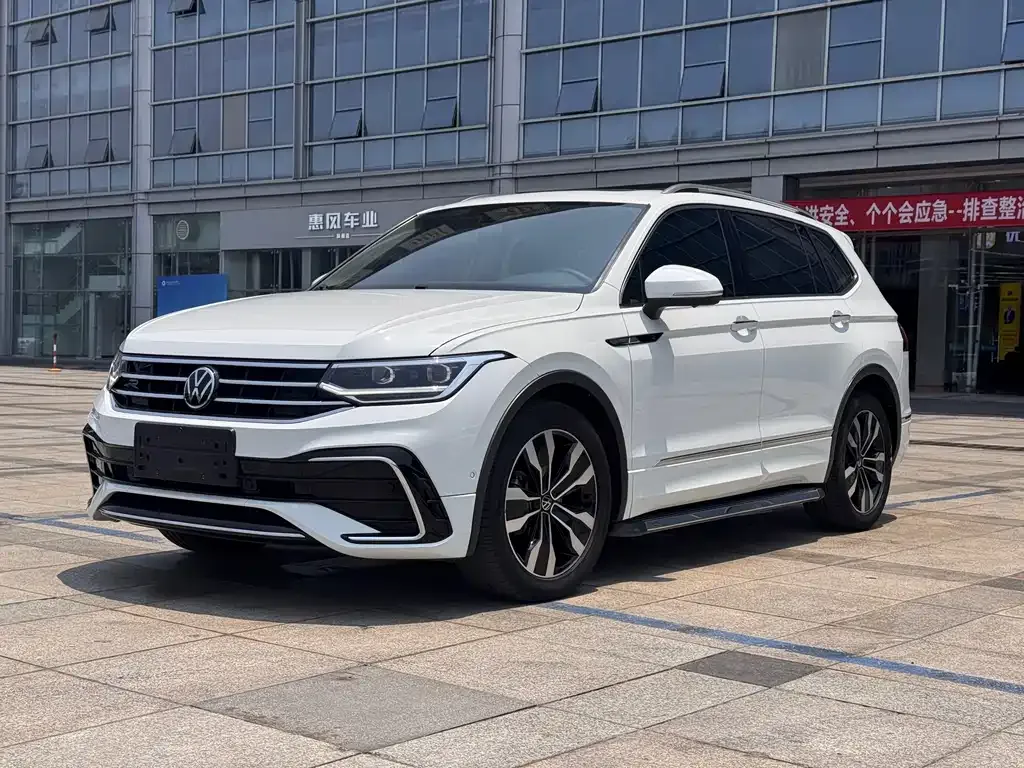 Volkswagen Tiguan L — фото 1
