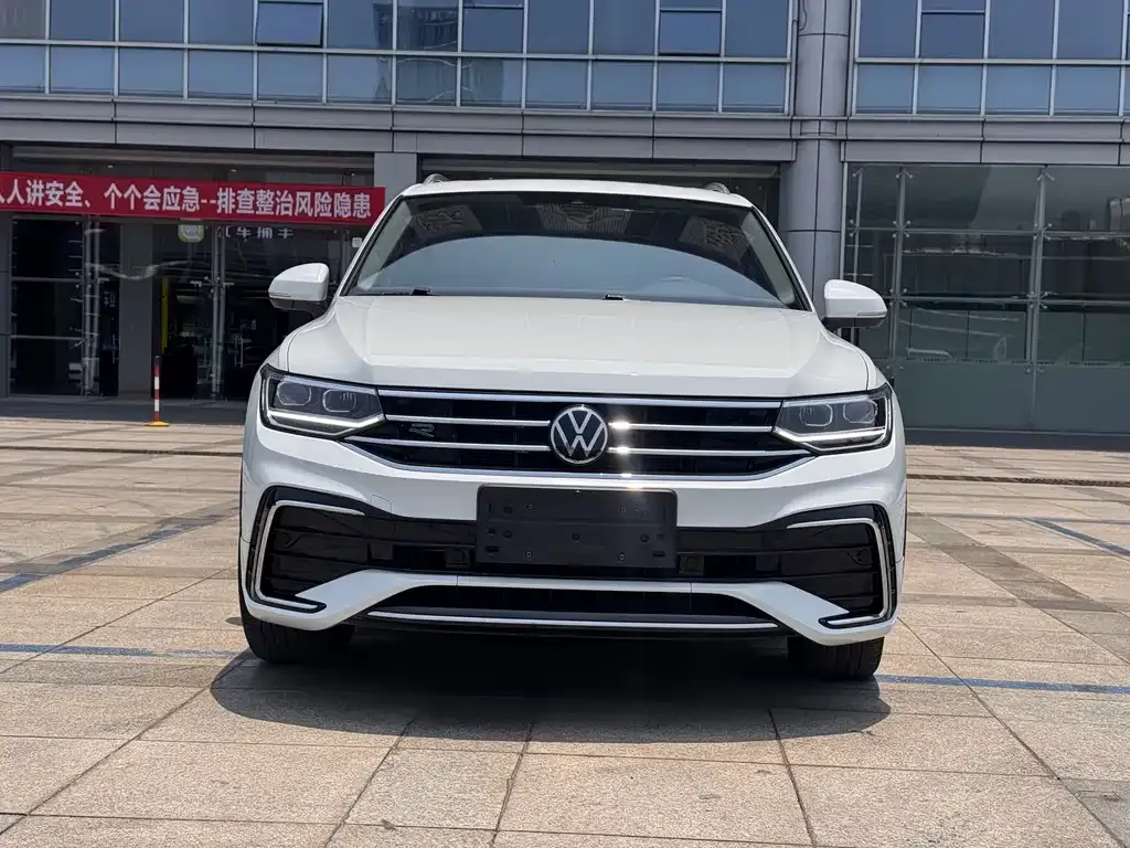 Volkswagen Tiguan L — фото 9