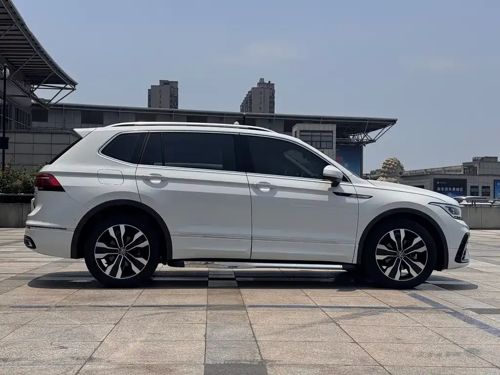 Volkswagen Tiguan L — фото 3