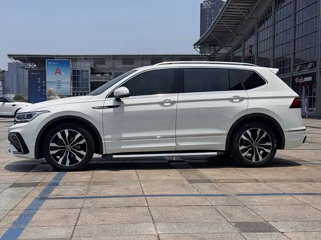 Volkswagen Tiguan L — фото 10