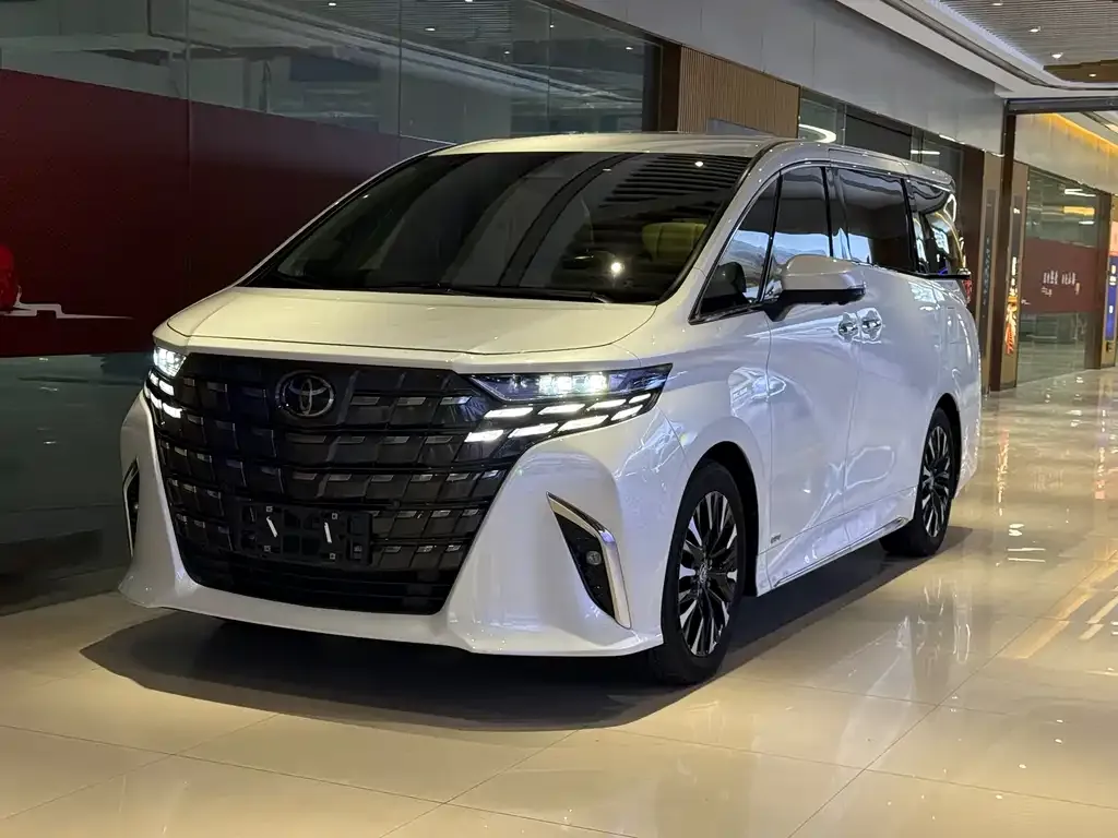 Toyota Alphard — фото 1