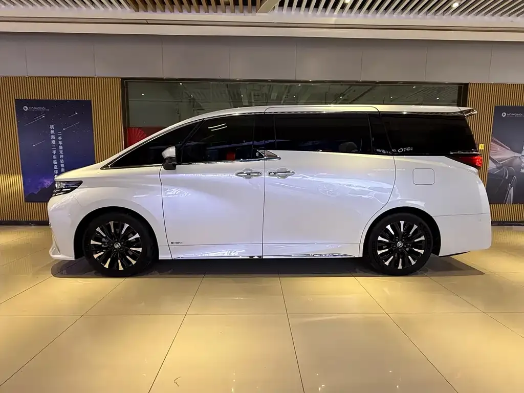 Toyota Alphard — фото 3