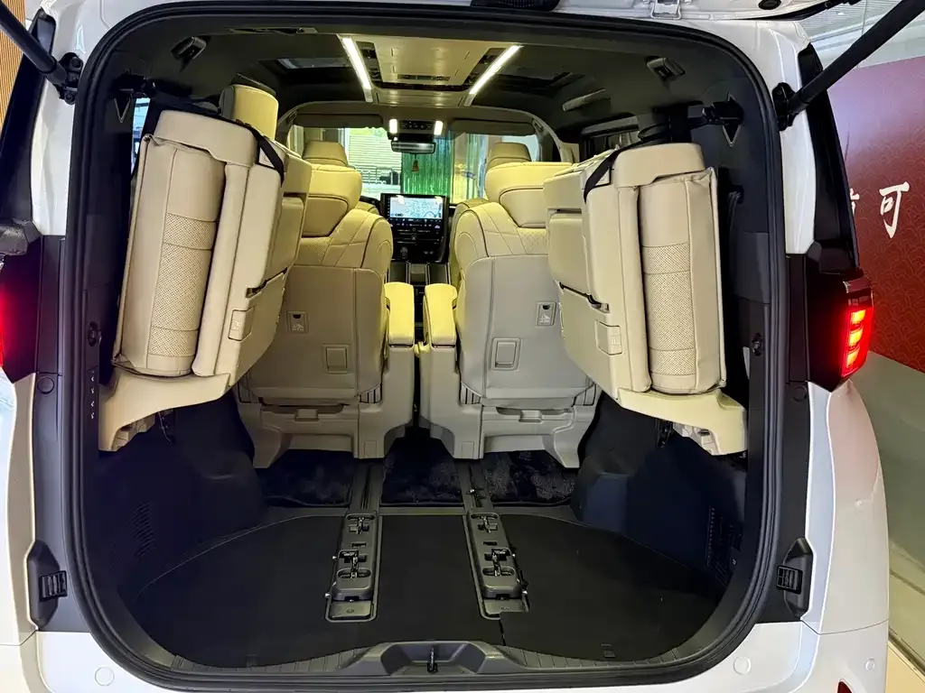 Toyota Alphard — фото 8