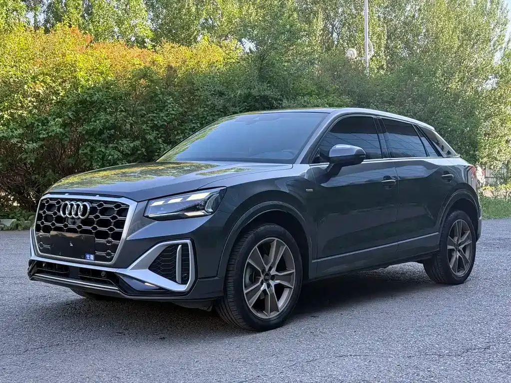 Audi Q2L — фото 1