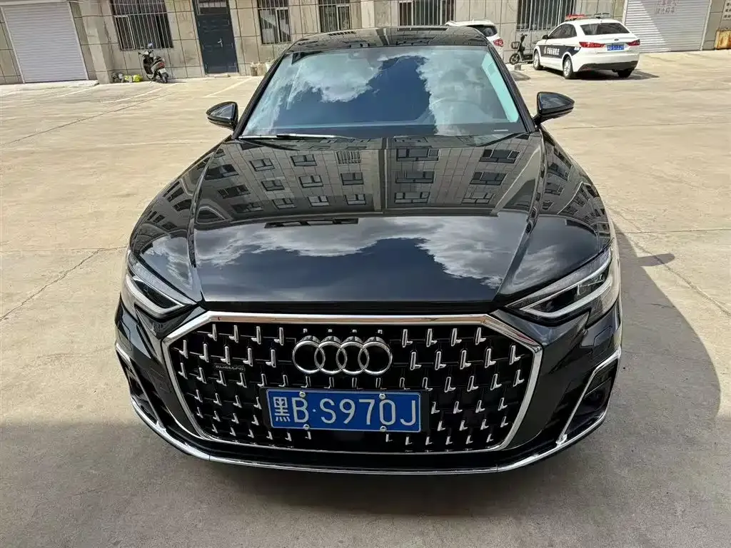 Audi A8 — фото 1