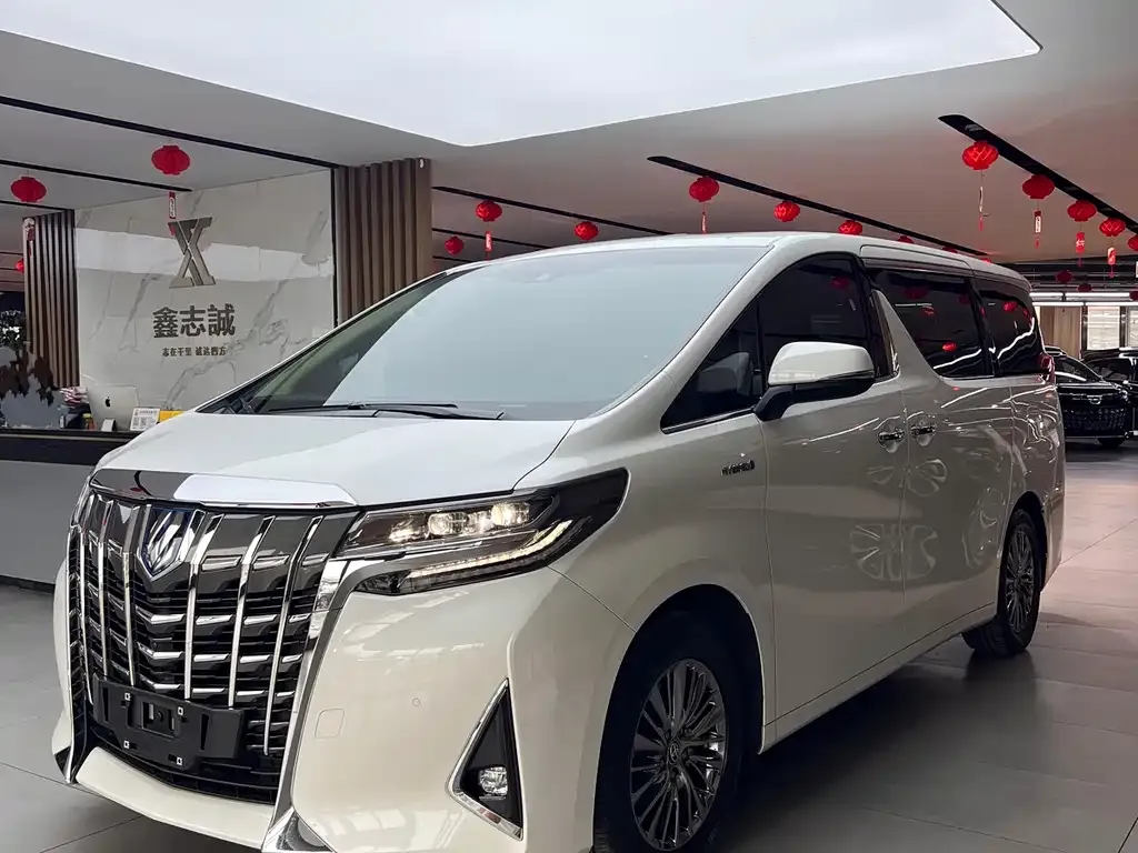 Toyota Alphard — фото 1