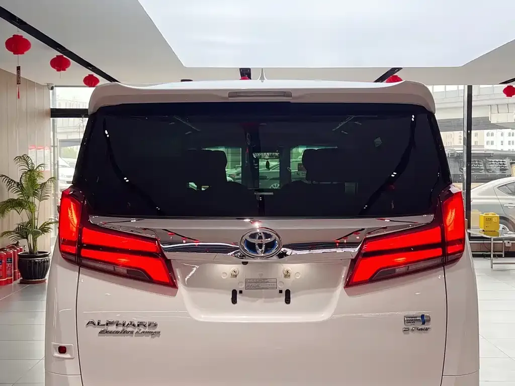 Toyota Alphard — фото 4