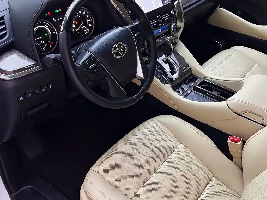 Toyota Alphard — фото 8
