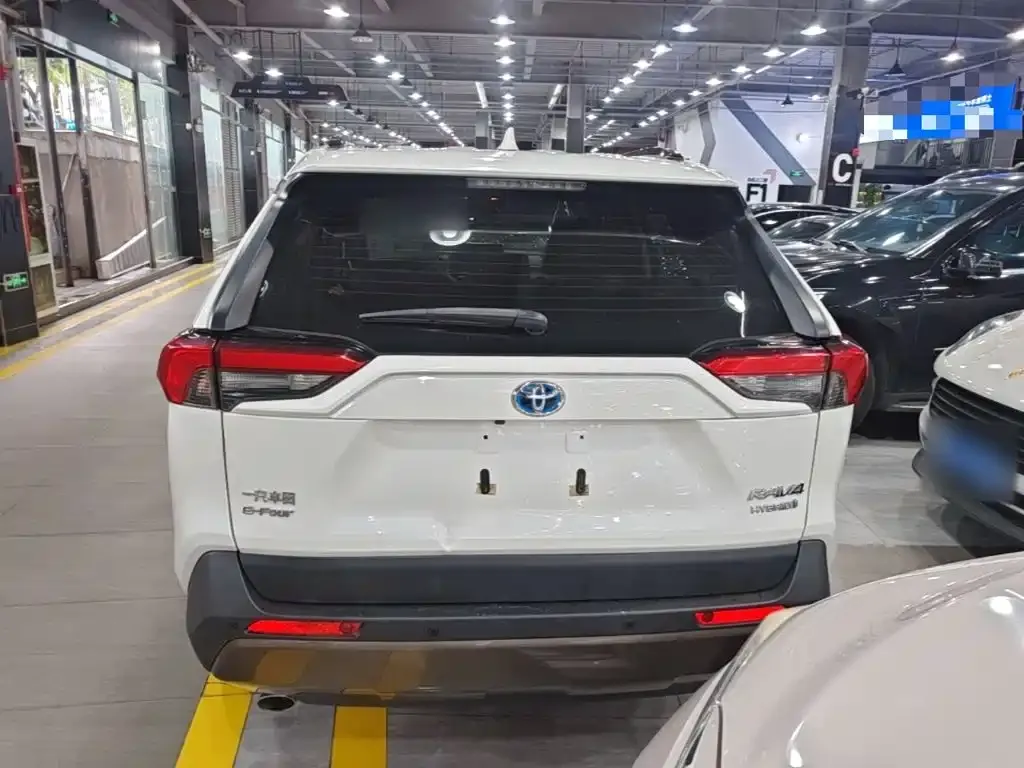 Toyota RAV4 — фото 5
