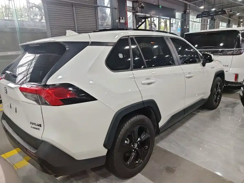 Toyota RAV4 — фото 7