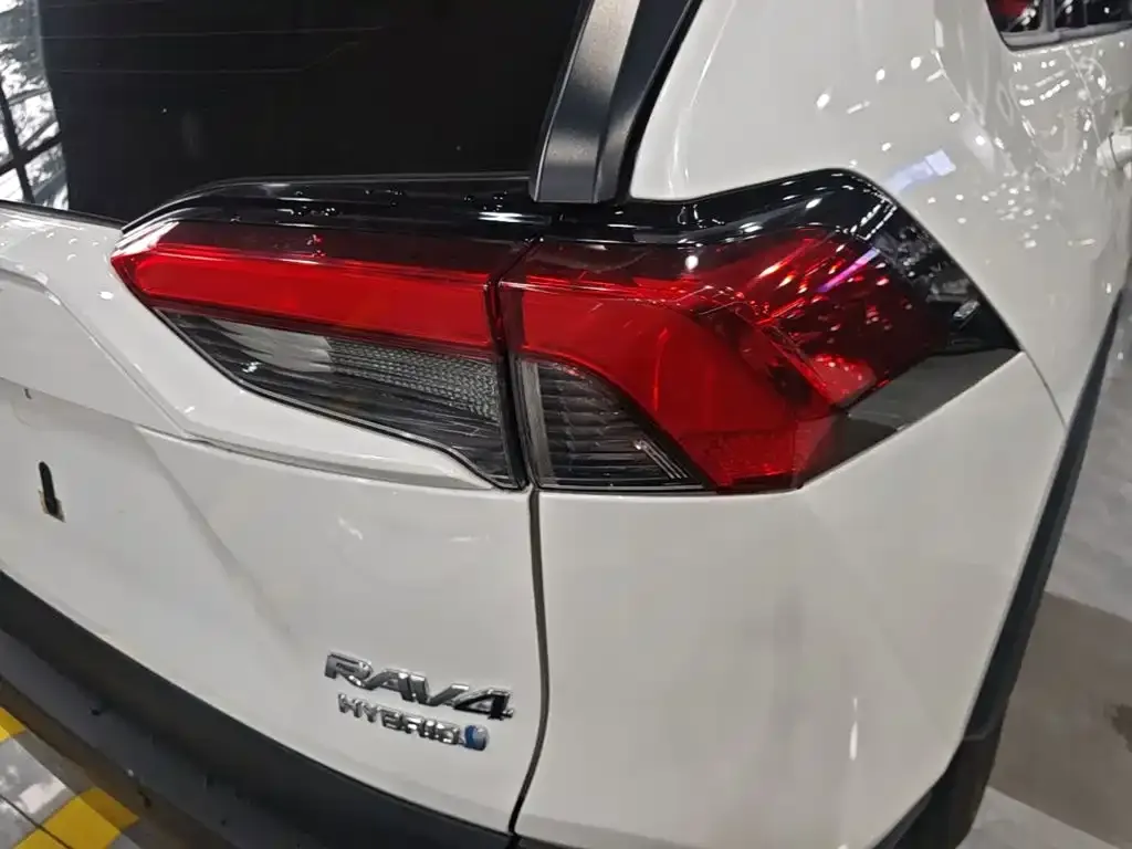 Toyota RAV4 — фото 9