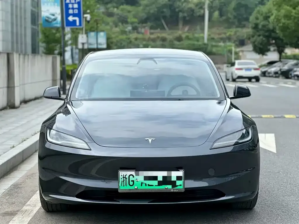 Tesla Model 3 — фото 1