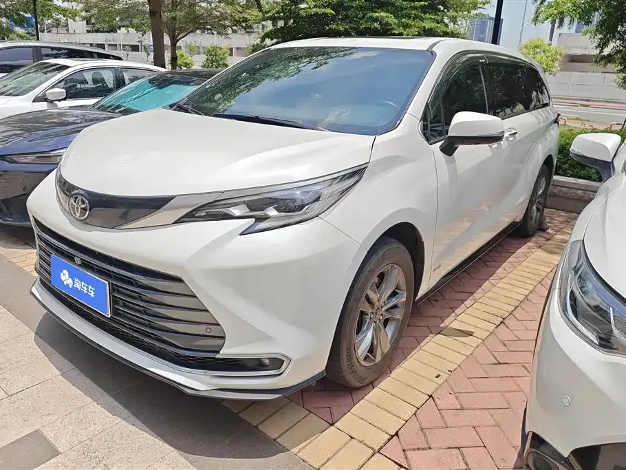 Toyota Sienna — фото 1