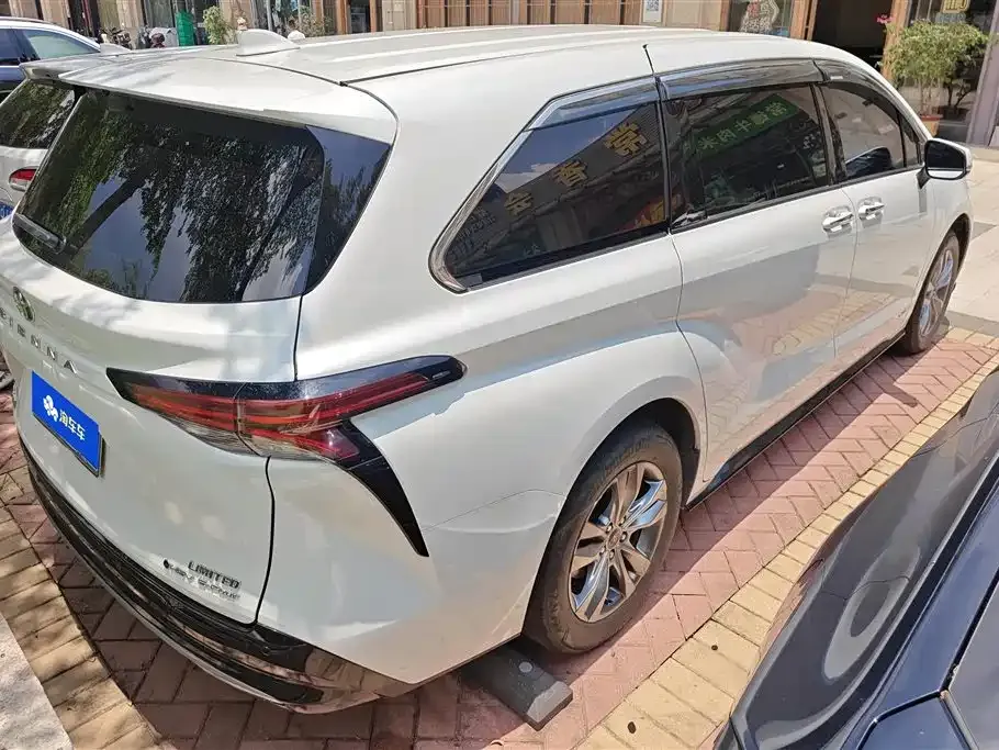 Toyota Sienna — фото 3