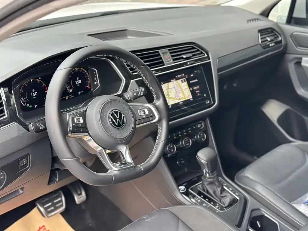 Volkswagen Tiguan L — фото 10
