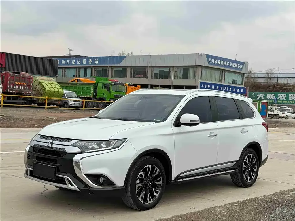 Mitsubishi Outlander — фото 1