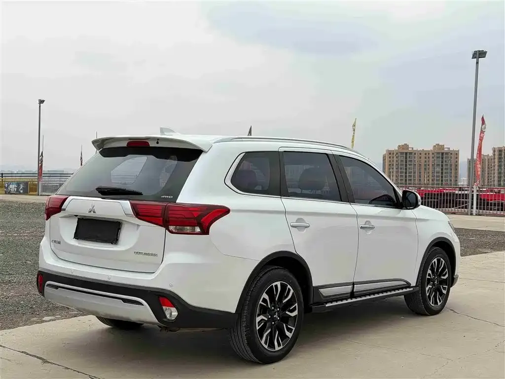 Mitsubishi Outlander — фото 6