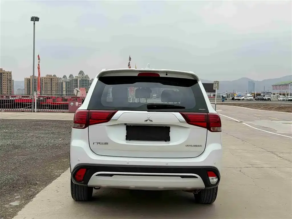 Mitsubishi Outlander — фото 4