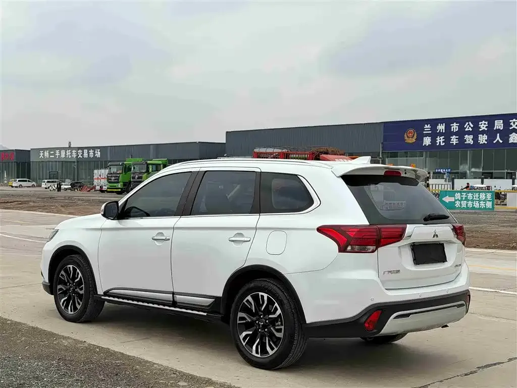 Mitsubishi Outlander — фото 2
