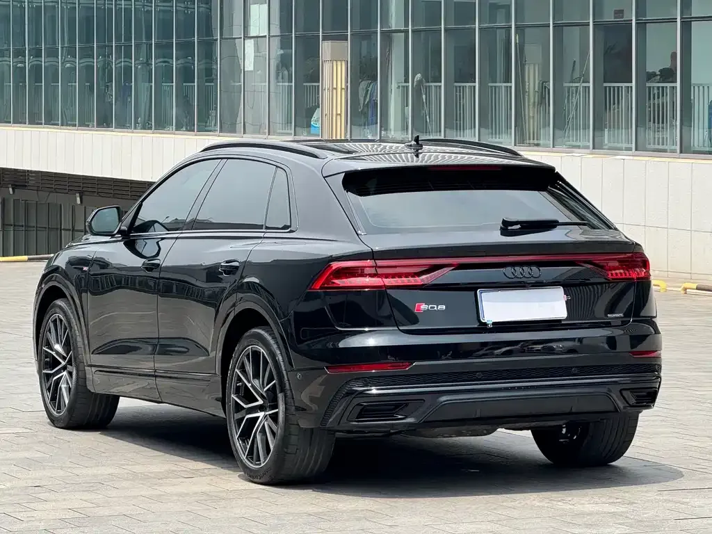 Audi Q8 — фото 6