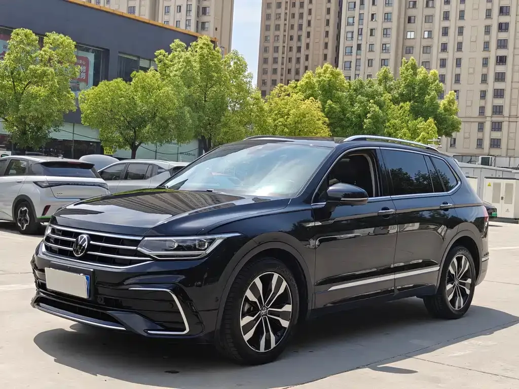 Volkswagen Tiguan L — фото 1