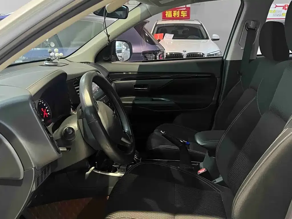 Mitsubishi Outlander 2023 из CN, фото 8