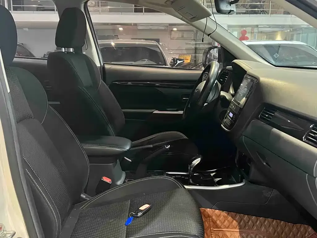 Mitsubishi Outlander 2023 из CN, фото 2