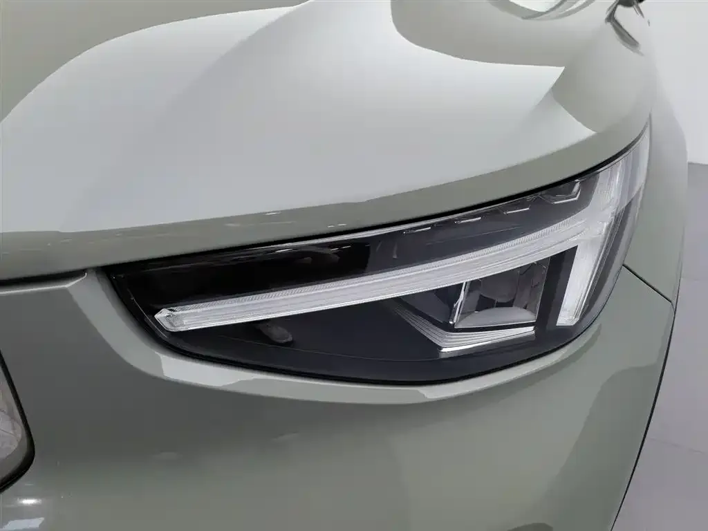 Volvo XC40 — фото 3