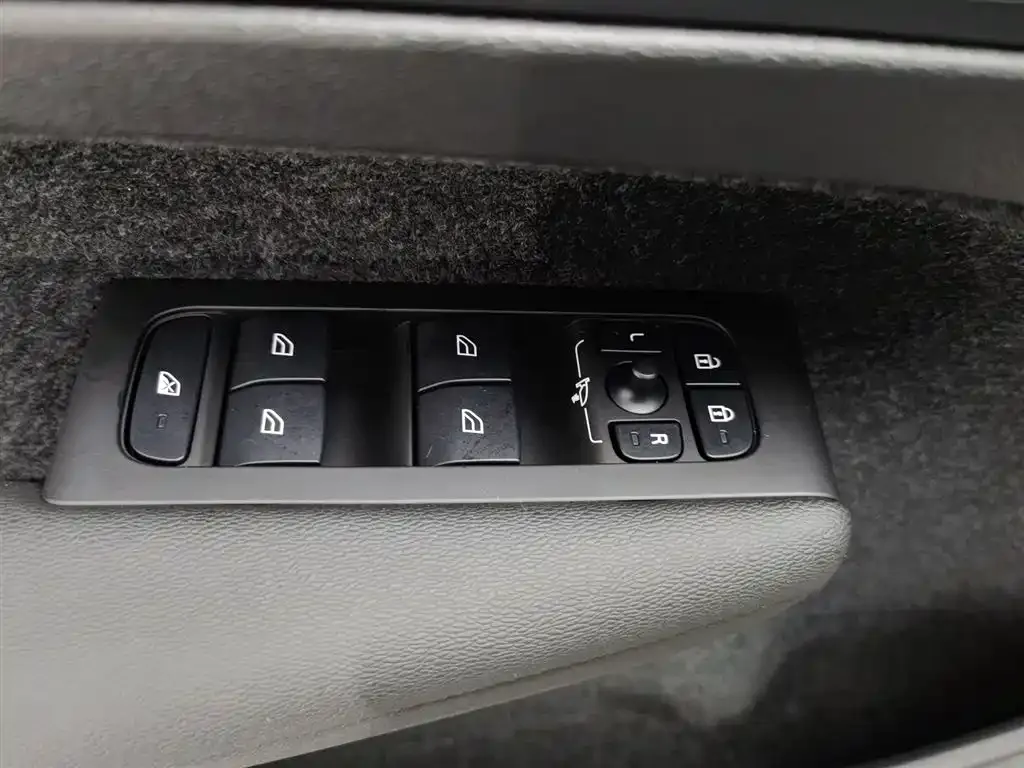 Volvo XC40 — фото 10