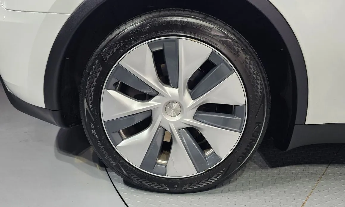 Tesla Model Y — фото 10