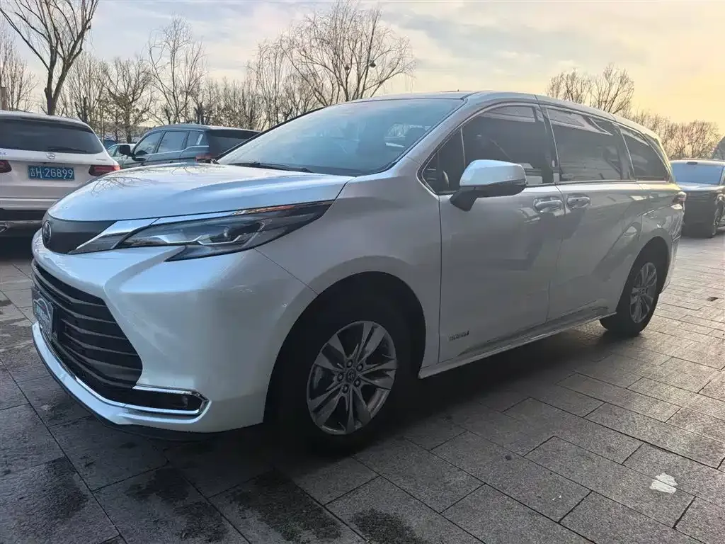 Toyota Sienna — фото 1