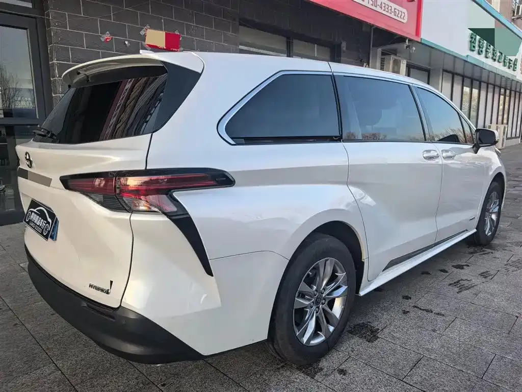 Toyota Sienna — фото 3
