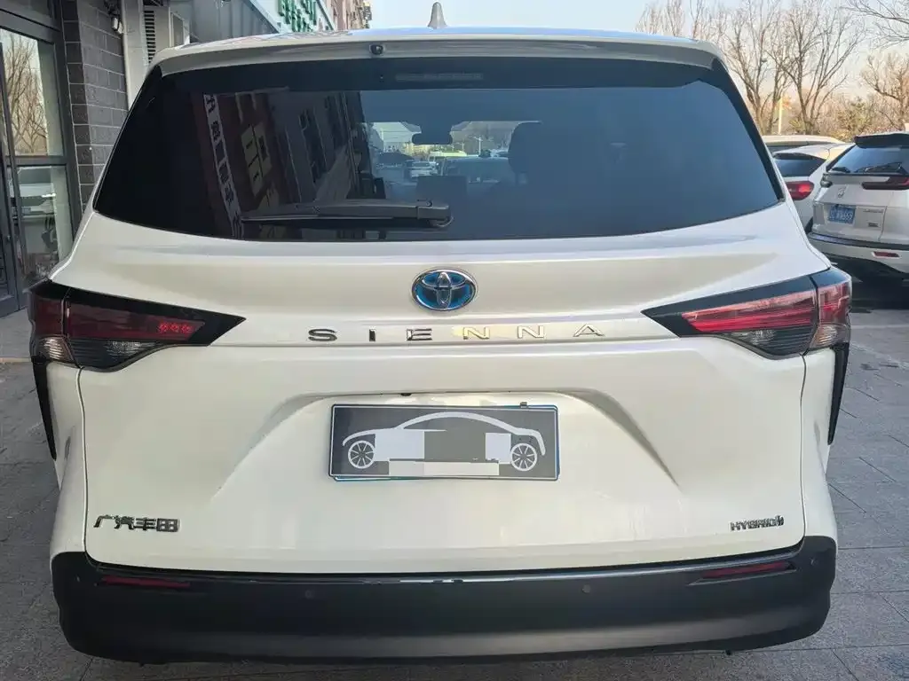 Toyota Sienna — фото 2