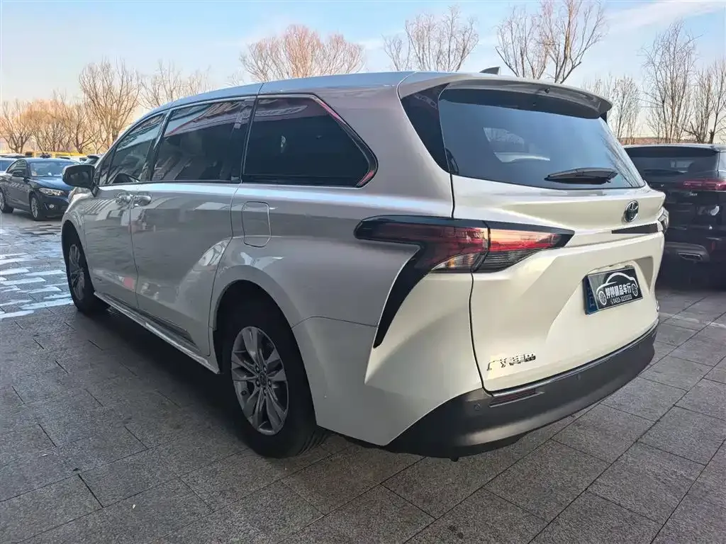 Toyota Sienna — фото 7